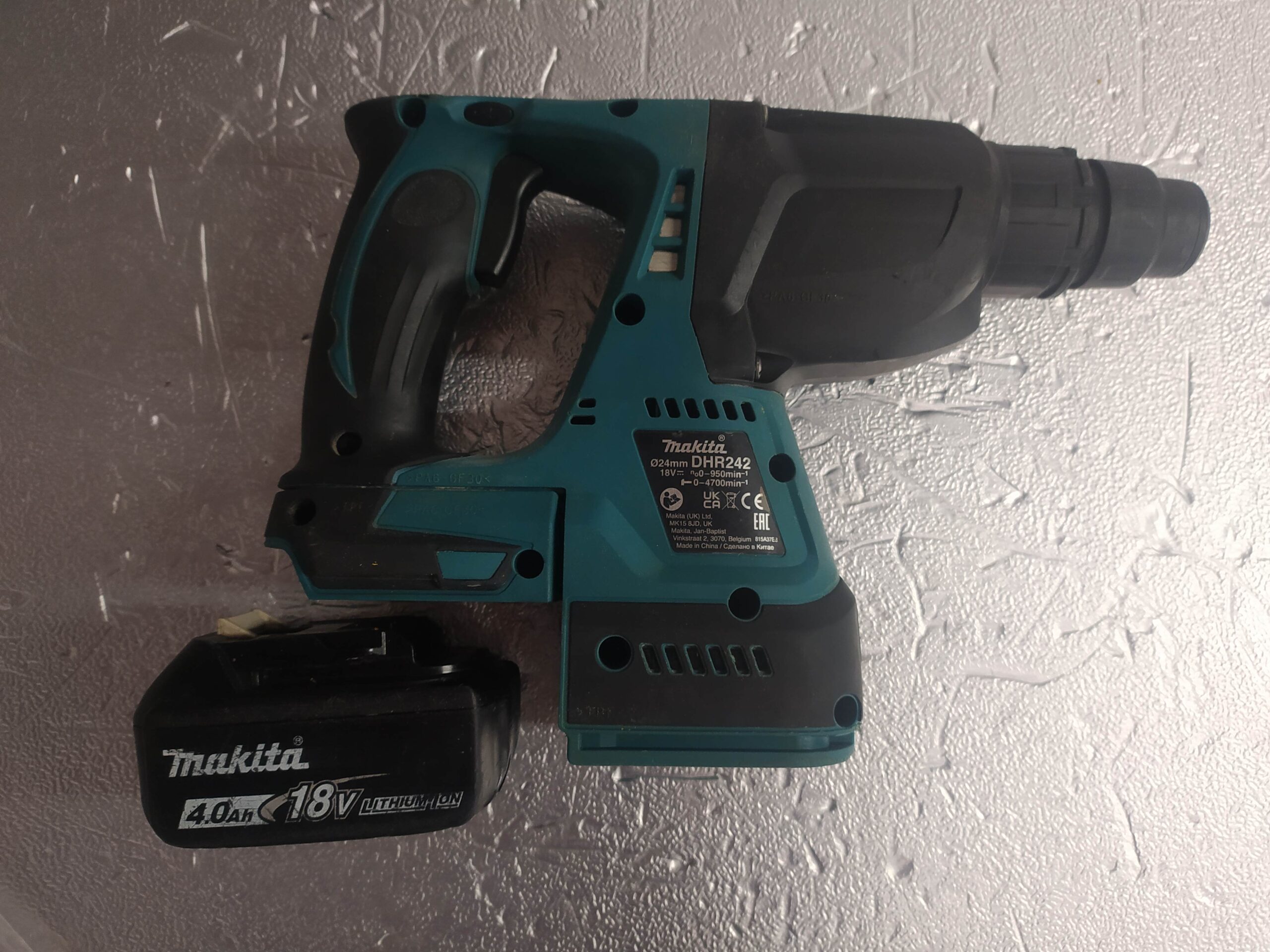 DHR242 MAKITA MARTILLO LIGERO