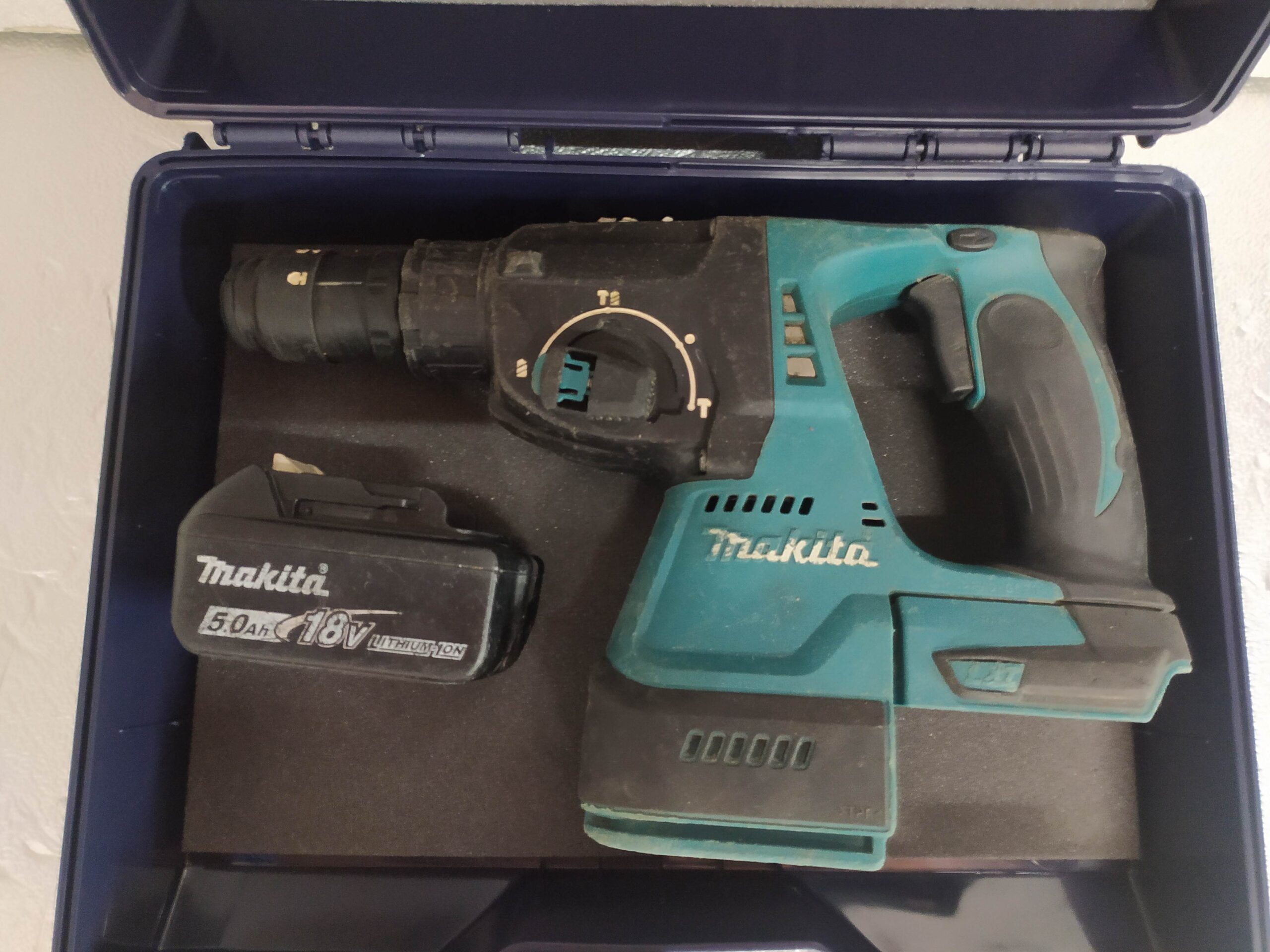 DHR243 MAKITA MARTILLO LIGERO